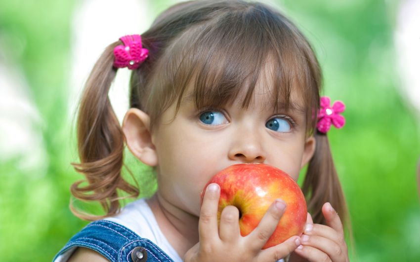 cute little girl eating apple wallpaper photos xpx cute apple wallpaper 